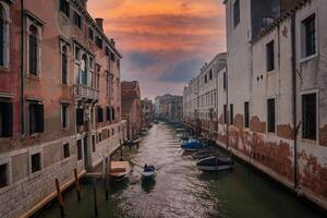 iluminado por el sol estrecho canal en Venecia, Italia sereno y tranquilo camino acuático en desconocido ubicación foto