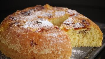 gekookt zoet biscuit met droog abrikozen en noten binnen geïsoleerd Aan zwart achtergrond video