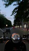 hyperlapse de scooter équitation derrière une tuk tuk sur le route dans Bangkok, Thaïlande video