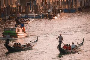 bullicioso grandioso canal ojo de pájaro ver de góndolas con personas en Venecia, Italia foto