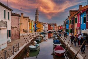 encantador y vistoso canal en burano, Italia con vibrante edificios y barcos foto