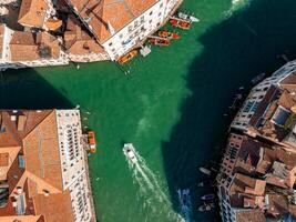 aéreo ver de Venecia cerca Santo marcas cuadrado, rialto puente y estrecho canales. foto