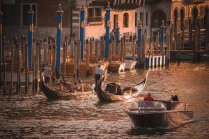 maravilloso puesta de sol ver de góndolas en el grandioso canal en Venecia, Italia foto