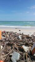 Müll auf ein Weiß sandig Strand auf ein tropisch Insel im Asien video