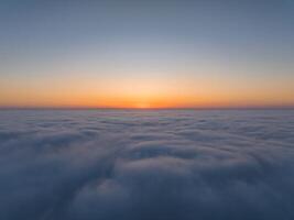 aéreo ver de el nubes con el puesta de sol. foto