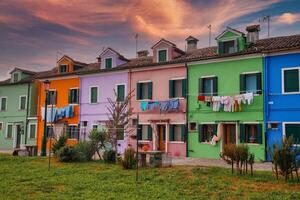 vistoso fila de casas en burano, Italia - encantador y vibrante arquitectura en pintoresco pueblo foto