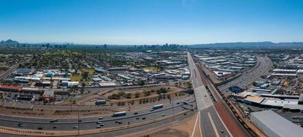 aéreo ver de el autopista y cruce intersecciones en fénix, EE.UU. foto