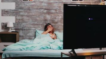 schläfrig Frau im Pyjama klatschen zu Wende aus das Beleuchtung Vor gehen zu schlafen. video