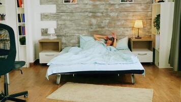 Jeune femme sommeil masque veille en haut dans le Matin. confortable lit. video