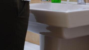 caucasico donna lavaggio mani sotto il rubinetto durante coronavirus pandemia con antibatterico sapone. video