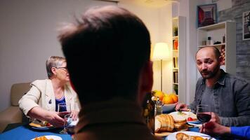 madre y hija teniendo un interesante conversacion a cena. contento familia. video