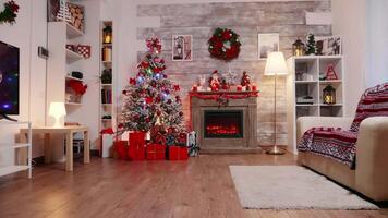 Zoom dans coup de vivant pièce décoré pour de fête Noël fête. cheminée brûlant. video