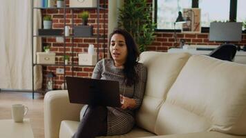 Arbeit von Zuhause Mitarbeiter entfernt lösen Aufgaben während im Videokonferenz Treffen mit Chef. Telearbeiter Eingabe Daten auf Laptop Tastatur im online Video Anruf unter Manager Orientierungshilfe