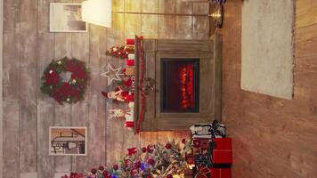 vertikal video. zoom i skott av öppen spis brinnande i en rum dekorerad för jul firande. jul lampor. video
