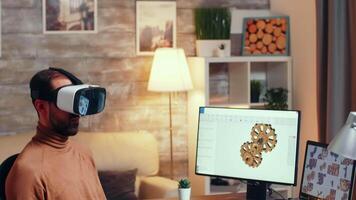 mecânico engenheiro usando moderno tecnologia para desenvolve Novo engrenagem sistema. virtual realidade fone de ouvido. video