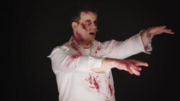 caucasien Jeune homme habillé en haut comme une zombi de horreur film pour Halloween. video