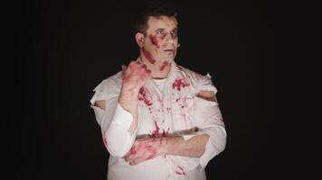 Jeune homme avec du sang sur le sien visage habillé en haut comme une zombi pour Halloween. video
