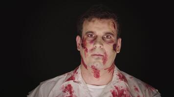 portrait de caucasien homme avec faire pour Halloween habillé en haut comme une zombi. video