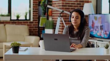 prospection emploi candidat à distance étant interviewé via en ligne appel vidéo. femme portant écouteurs répondre heure entretien des questions pendant conférence vidéo réunion tandis que rester à maison, caméra b video