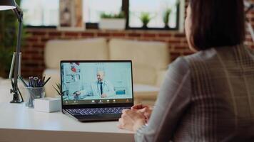 à distance travail employé dans télémédecine vidéo appel demander pour médical conseil, sentiment malade. télétravailleur dans en ligne consultation vérification avec médecin, recevoir ordonnance plan, caméra b video