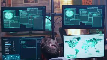 Cyber kriminell aufgeregt nach ein erfolgreich hacken. Hacker mit Supercomputer. video