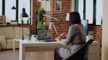 remoto profesional participación q y un sesión con seminario web Participantes vía video conferencia reunión en acogedor departamento. en línea videollamada anfitrión atractivo en en línea discusiones con aprendices, cámara un