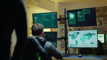 hacker tonen duim omhoog teken terwijl programmering een virus naar aanval de regering veiligheid. video