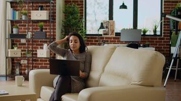 stressé éloigné ouvrier à la recherche pour Créatif des idées pour projet, en difficulté à figure en dehors problème solutions. pigiste télétravailleur trop réfléchir, en essayant à résoudre Tâches dans appartement bureau, caméra une video