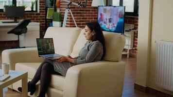 manager Bij huis delegeren taken naar team terwijl in videoconferentie ontmoeting. beheer uitvoerend Indisch vrouw gebruik makend van laptop voor online video-oproep, aanbieden project de begeleiding naar medewerkers video