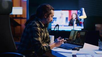 avlägsen anställd samtal chef avlägset använder sig av internet videosamtal till fråga för respons på projekt framsteg. distansarbetare i Hem kontor begärande bistånd från ledare i telefonkonferens möte, kamera en video