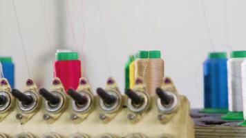industrial de costura máquinas com colorida de costura fio. de costura fábrica, bordado equipamento. video