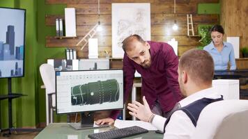 costruzione ingegneri Lavorando su un' riscaldamento turbina per attività commerciale edifici. computer schermo. video