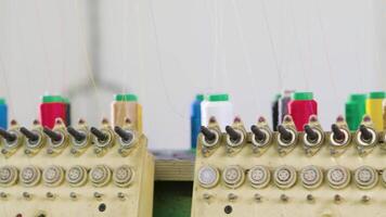 boneca tiro do balançar máquina dentro uma roupas fábrica. de costura indústria. bordado equipamento. video