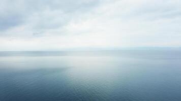 fuco volante al di sopra di tranquillo, calmo e calma Aperto mare con blu acqua. bellissimo paesaggio marino. video