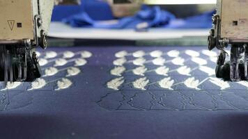 automatisch modern naaien machine borduren een logo Aan kleding stof. naaien industrie. naaien machines. video