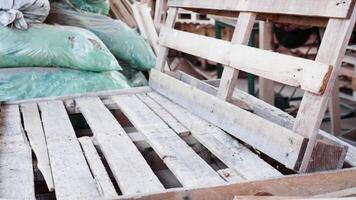 masculino trabajador en un madera fábrica con un uña pistola haciendo un de madera paleta. herramientas para madera. video