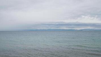 magnifique vue de montagnes de une traversier bateau voile dans ouvert mer. montagnes sur le horizon. video