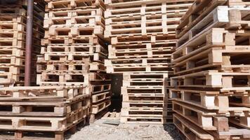 gestapeld houten pallets in een magazijn tuin. houten pallets voor verdeling. video