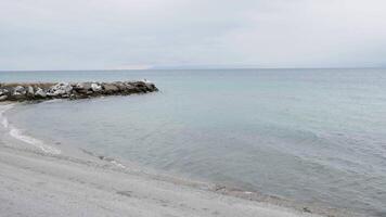 Meer Wellen zerschlagen in das Strand und Wolken auf das Himmel. Ende von Sommer- Urlaub. video