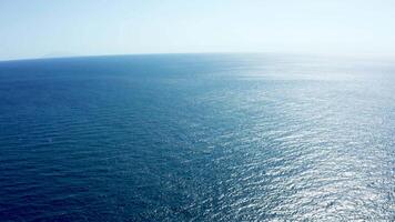 fuco volante al di sopra di bellissimo blu Aperto mare. aereo metraggio al di sopra di Aperto mare. video