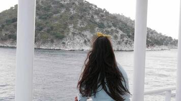 magnifique Jeune femme relaxant sur une croisière navire sur vacances. video