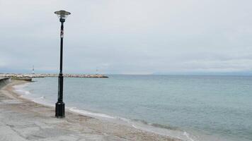 faro cerca el mar apuntalar en un Ventoso día video