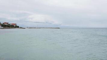 Drohne fliegend Über Ruhe Meer mit Wellen zerschlagen in Strand. Ende von Sommer- Urlaub. video