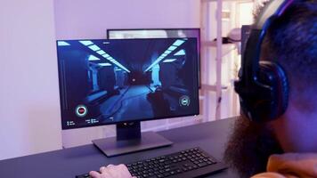 zoom uit visie van Mens spelen computer spellen zittend Aan gaming stoel. video
