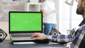 verde tela computador portátil dentro brilhante e bem aceso vivo espaço, paralaxe ampliação dentro cenas video