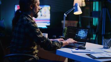 programador dentro vivo quarto escritório digitando em teclado, atualizando artificial inteligência neural redes, escrevendo binário código scripts. freelancer sistema administrador atualizando Alto tecnologia ai video