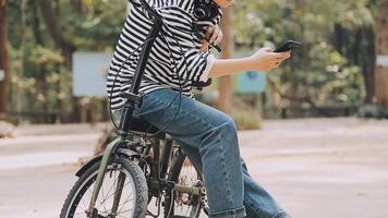 donne equitazione bicicletta con avendo divertimento per esercizio attività con salutare stile di vita nel il parco. video