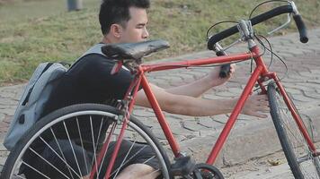 homme séance seul sur le de pointe de le colline avec vélo et prise image de le vue video