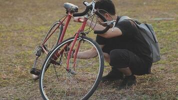 Mann Sitzung allein auf das Gipfel von das Hügel mit Fahrrad und nehmen Bild von das Aussicht video