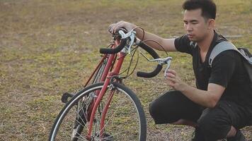 Mann Sitzung allein auf das Gipfel von das Hügel mit Fahrrad und nehmen Bild von das Aussicht video